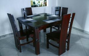 einem Esstisch mit Stühlen und einem Schachbrett darauf in der Unterkunft Oceanview Vacation House in Mombasa Town Lenda Homes in Mombasa