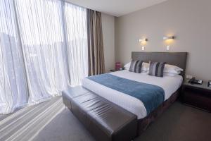 Voodi või voodid majutusasutuse Mantra Collins Hotel toas