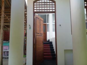 坦加拉的住宿－Home in the Island，楼梯间的一个开放式门