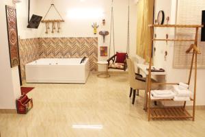 Un pat sau paturi într-o cameră la Luxurious Jacuzzi Hot Tub 1BHK Suite with Spa Tub 11