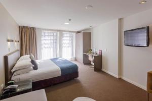 Voodi või voodid majutusasutuse Mantra Collins Hotel toas