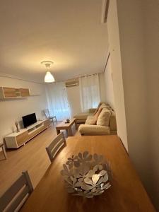 Televízia a/alebo spoločenská miestnosť v ubytovaní Apartamento Plaza Santa Lucia RENOVADO FEBRERO 2025