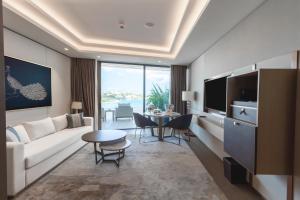 een woonkamer met een witte bank en een tafel bij Reges, a Luxury Collection Resort & Spa, Cesme in Çeşme