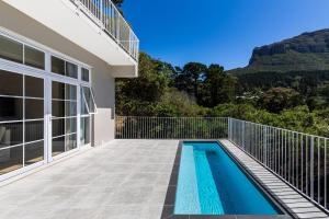 einen Pool auf dem Balkon eines Hauses in der Unterkunft Elite Retreats -Forest Villa C, back up power for load shedding in Kapstadt