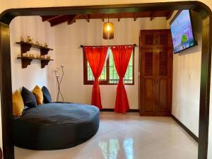 uma sala de estar com um grande sofá azul em frente a uma televisão em Acogedora casa de campo con excelente ubicación em Carmen de Viboral
