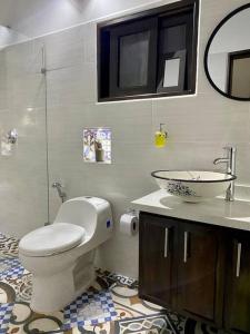 uma casa de banho com um WC e um lavatório em Acogedora casa de campo con excelente ubicación em Carmen de Viboral