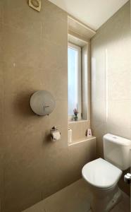 uma casa de banho com um WC branco e uma janela em Krásný apartmán v centru Piešťan em Piešťany