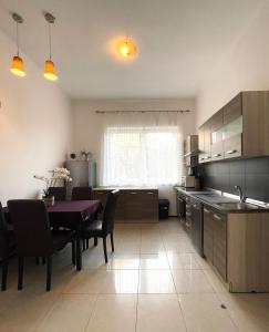 uma cozinha com uma mesa e uma sala de jantar em Krásný apartmán v centru Piešťan em Piešťany