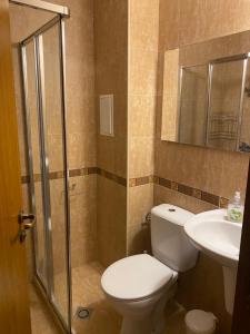une salle de bains avec toilettes et lavabo dans l'établissement Neon Gondola apartment, à Bansko