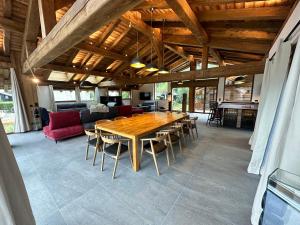een grote eetkamer met een houten tafel en stoelen bij Chalets ASA 426 m2 in Chamonix-Mont-Blanc