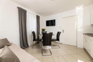 Televízia a/alebo spoločenská miestnosť v ubytovaní Apartments Lacrima