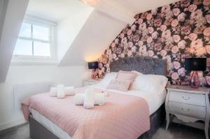 En eller flere senge i et værelse på The Penthouse - Luxury 1 Bed - Panorama - Tenby