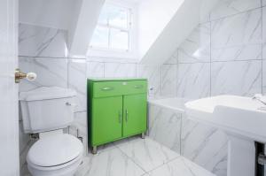 Et badeværelse på The Penthouse - Luxury 1 Bed - Panorama - Tenby + 34 billeder