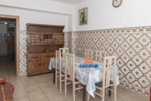 eine Küche mit einem Tisch und Stühlen im Zimmer in der Unterkunft Santa Marta, I- A 4º-11 in Cullera