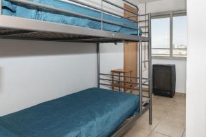 1 dormitorio con literas en una habitación con ventana en Santa Marta, I- A 4º-11, en Cullera