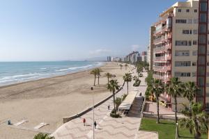 クリェラにあるSanta Marta, I- A 4º-11のビーチの景色を望むバルコニーが備わる客室です。