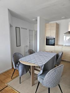 una sala da pranzo con tavolo e sedie di Apartman FITT a Zagabria