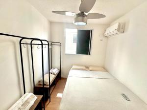 a room with two bunk beds and a window at Apartamento com 2 dormitórios, 1 vaga de garagem e mercadinho 24hrs, em ótima localização! in Cuiabá