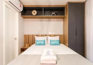 a bedroom with a bed with two towels on it at Easy Star - Lindo Studio próx.Metrô Ana Rosa - LN02H in Sao Paulo