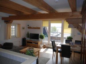 sala de estar con sofá y mesa en Kietzspeicher App 21, en Waren