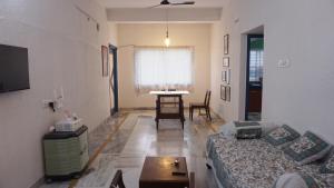 - un salon avec un canapé et une table dans l'établissement Ashray - Vintage Homes, à Hyderabad