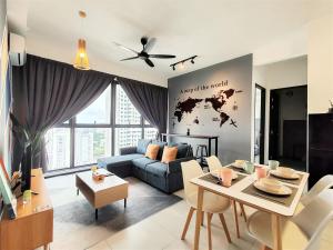 ein Wohnzimmer mit einem blauen Sofa und einem Tisch in der Unterkunft Modern Elegance Suite at Georgetown by SuperStay in Jelutong