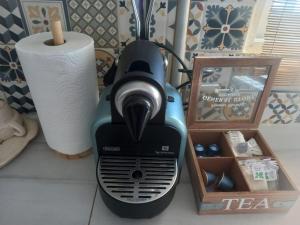 Kemudahan buat kopi dan teh di Acogedora casita loft de piedra con piscina compartida