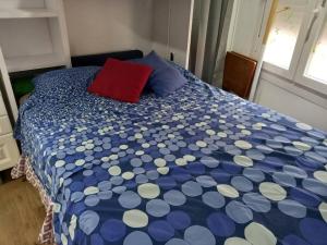 Katil atau katil-katil dalam bilik di Acogedora casita loft de piedra con piscina compartida +27 gambar