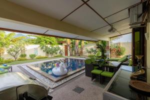 een keuken met een zwembad in een huis bij The Villa - Private Pool WOW Holiday Homes in Kuah