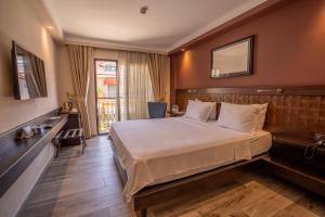 Postel nebo postele na pokoji v ubytování Resa Hotel Göcek + 37 fotografií
