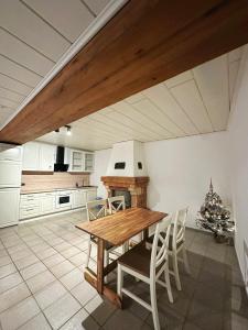 una cocina con mesa de madera y sillas y un árbol de Navidad en Zimmer in 100m² Wohnung mit Terrasse, en Duisburg