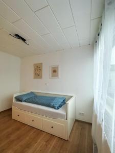ein Schlafzimmer mit einem Bett in einem Zimmer in der Unterkunft Zimmer in 100m² Wohnung mit Terrasse in Duisburg