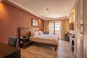 une chambre d'hôtel avec un lit et un bureau dans l'établissement Resa Hotel Göcek, à Göcek 91 autres photos