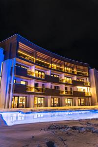 ツェル・アム・ゼーにあるSpa Apartments - next to AreitXpress Gondolaの夜のプールのある建物