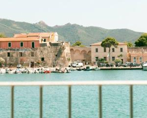a group of boats in a body of water with buildings at La Calata - Monolocale in Portoferraio
