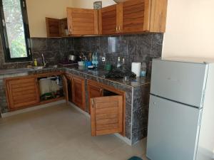 A kitchen or kitchenette at Keur Biri