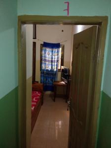 um corredor com uma porta que leva a um quarto em Hotel TK d'Or 