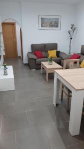 - un salon avec un canapé et des tables dans l'établissement Casa planta baja, à Elche