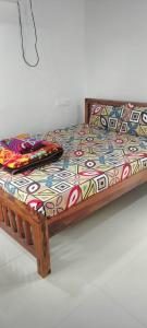 ein Bett mit einer bunten Decke darüber in der Unterkunft AANDRA LAKESTAY RESORT CAMPZONE in Takwa Budrukh