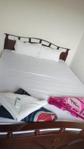 Cama o camas de una habitación en AANDRA LAKESTAY RESORT CAMPZONE