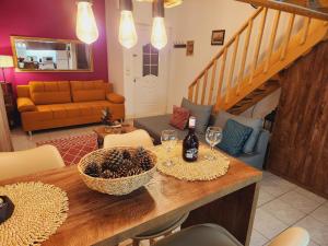 uma sala de estar com uma mesa com copos de vinho em Luxury Loft Apartment Vivian em Patra
