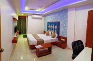 sypialnia z łóżkiem, stołem i krzesłem w obiekcie Hotel Green Leaf,Anand w mieście Anand