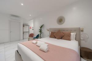 um quarto com uma cama grande e toalhas em Leia Hospitality em Milão