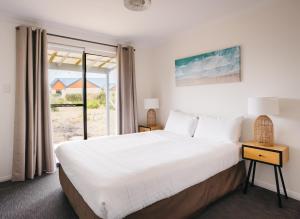 une chambre avec un lit et une grande fenêtre dans l'établissement Cosy Corner by the BnB Collection, à Albany