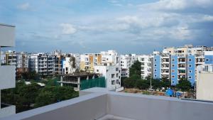 Blick auf eine Stadt mit hohen Gebäuden in der Unterkunft Ashray - Vintage Homes in Hyderabad