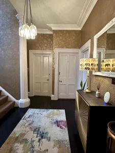- un salon avec une table et un lustre dans l'établissement The Earlsdale Bed and Breakfast, à Ilfracombe
