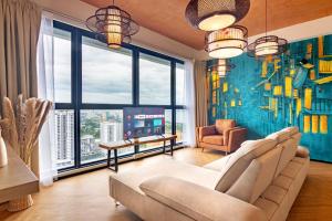 ein Wohnzimmer mit einem Sofa und einem TV in der Unterkunft Urban Suites, Classic Collection by Stellar ALV in Jelutong