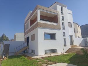 ein weißes Haus mit einer Seitentreppe in der Unterkunft Magnifique Villa in Beni Mellal