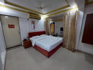 Кровать или кровати в номере Royal Reosrt Rajbag