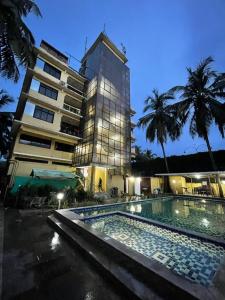 恰納喬納的住宿－Royal Reosrt Rajbag，建筑前的一座带游泳池的建筑
